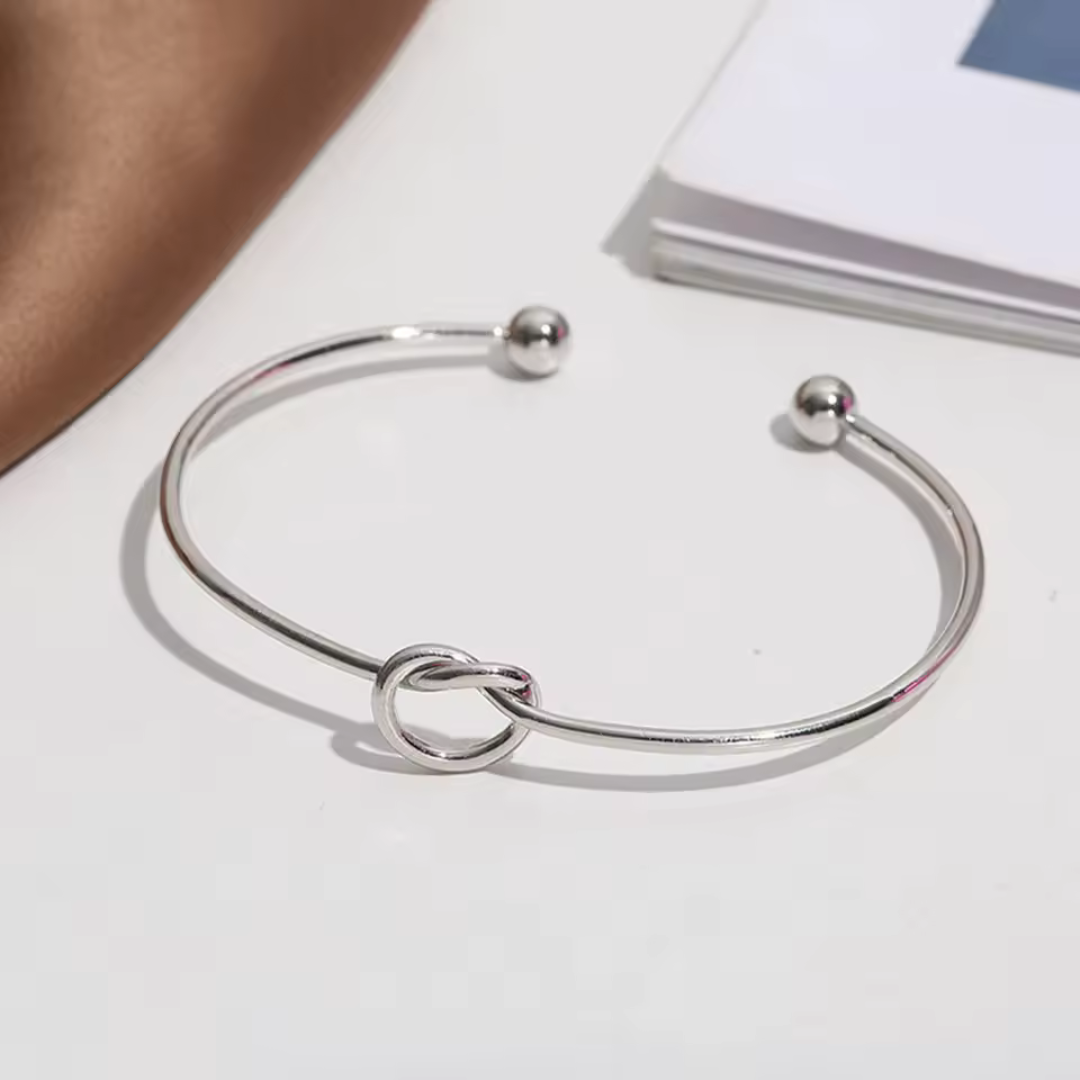Evelyn™ | Minimalist Knot Bangle