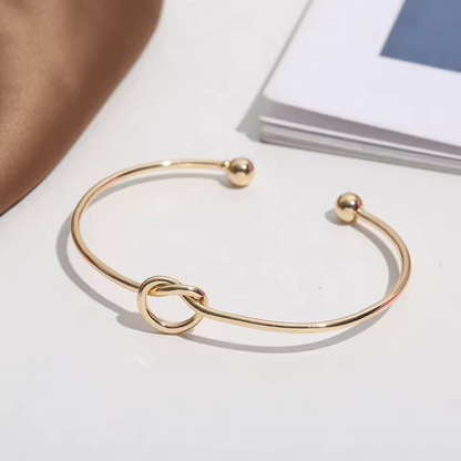 Evelyn™ | Minimalist Knot Bangle